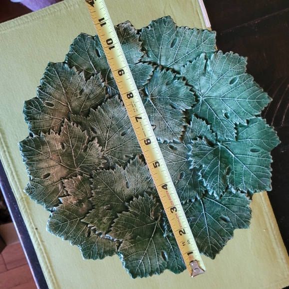 Grape leaves footed serving dish - Picture 5 of 6